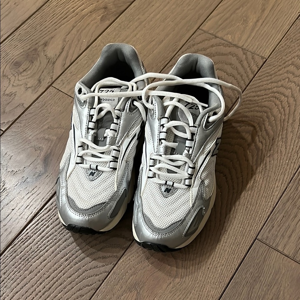 New Balance 725, silver, size 7